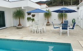 Casa Espaçosa com 5 Quartos Piscina Privativa 300m da Praia Ar condicionado em todos cômodos